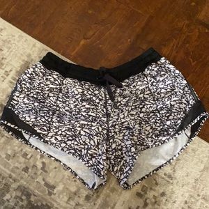 Lululemon Original Hotty Hot Shorts Sz 8 black and white